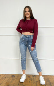 bordowa bluzka wiązana na plecach i jeansy w stokrotki