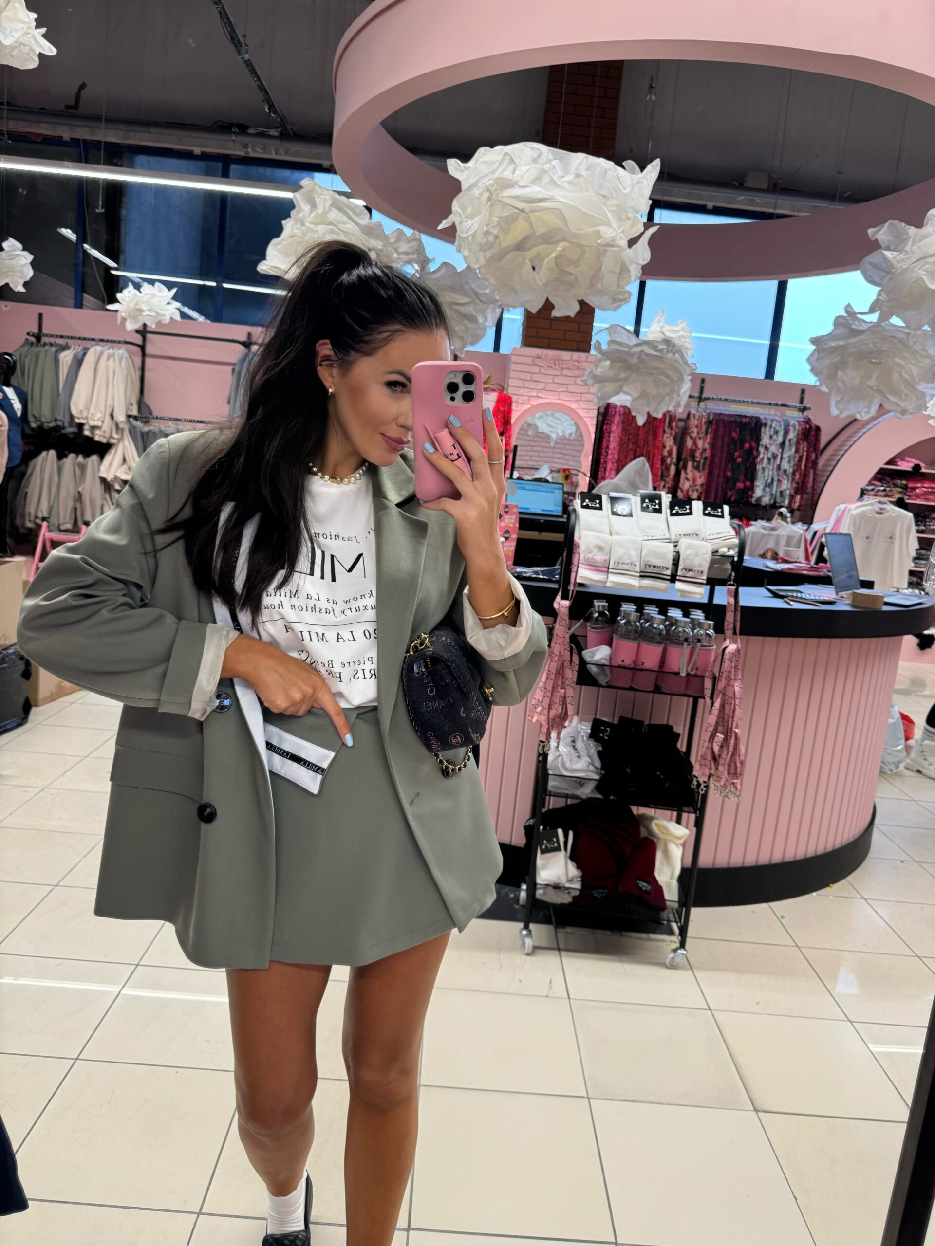 Klasyczna marynarka i spódnico-spodenki z logo La Milla khaki