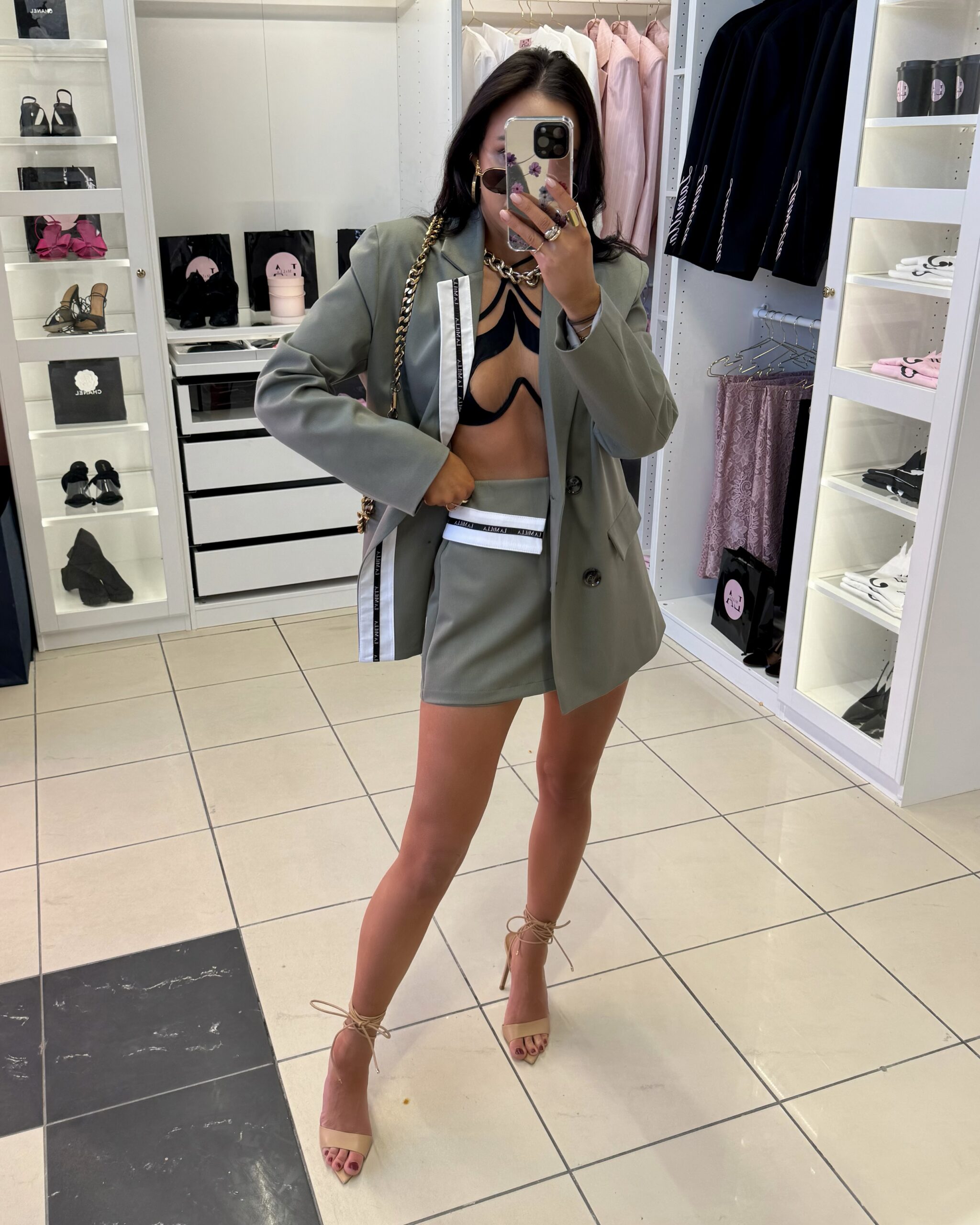 Klasyczna marynarka i spódnico-spodenki z logo La Milla khaki