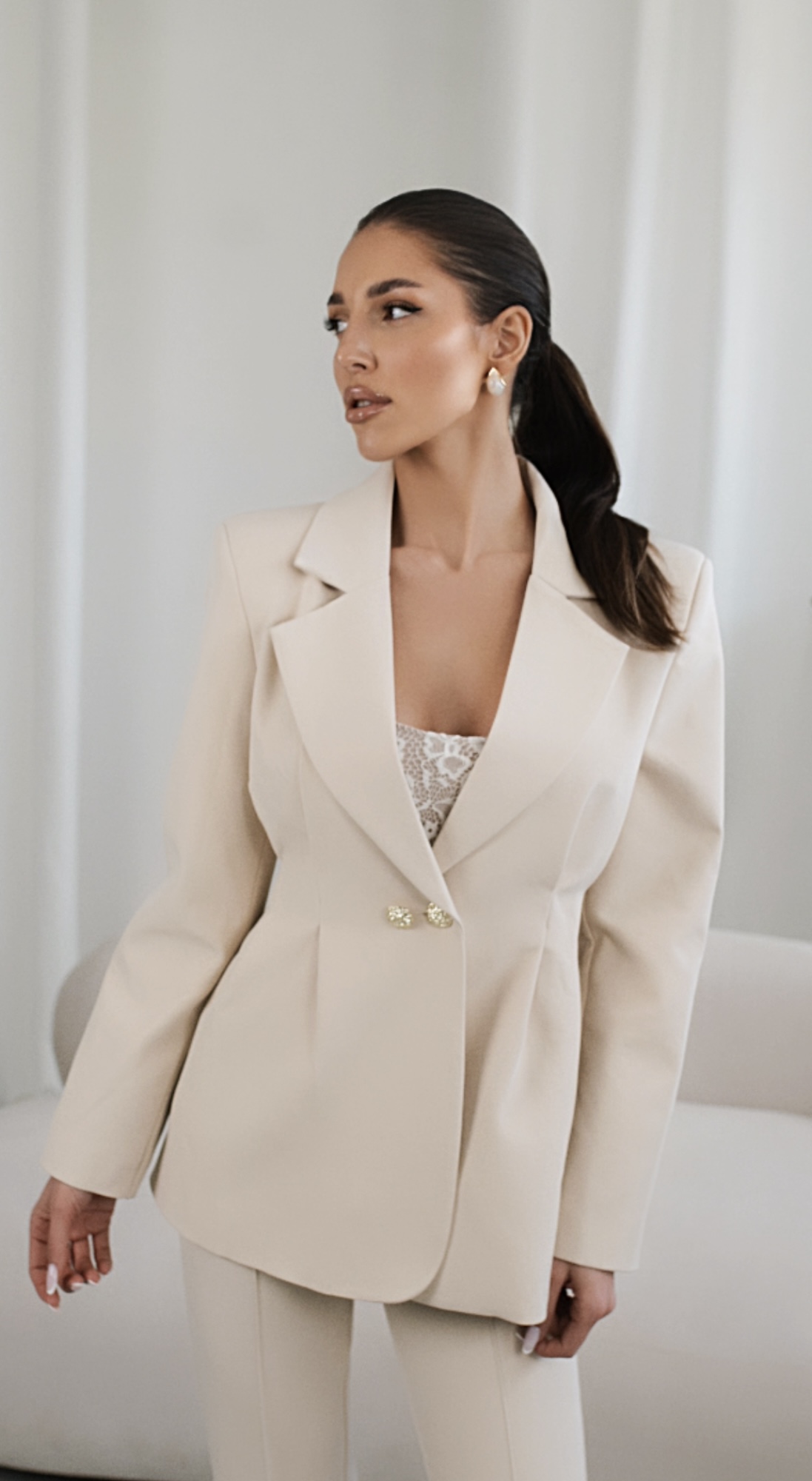 Koronkowe body La Milla ecru na ramiączka i Marynarka taliowana jasny beż