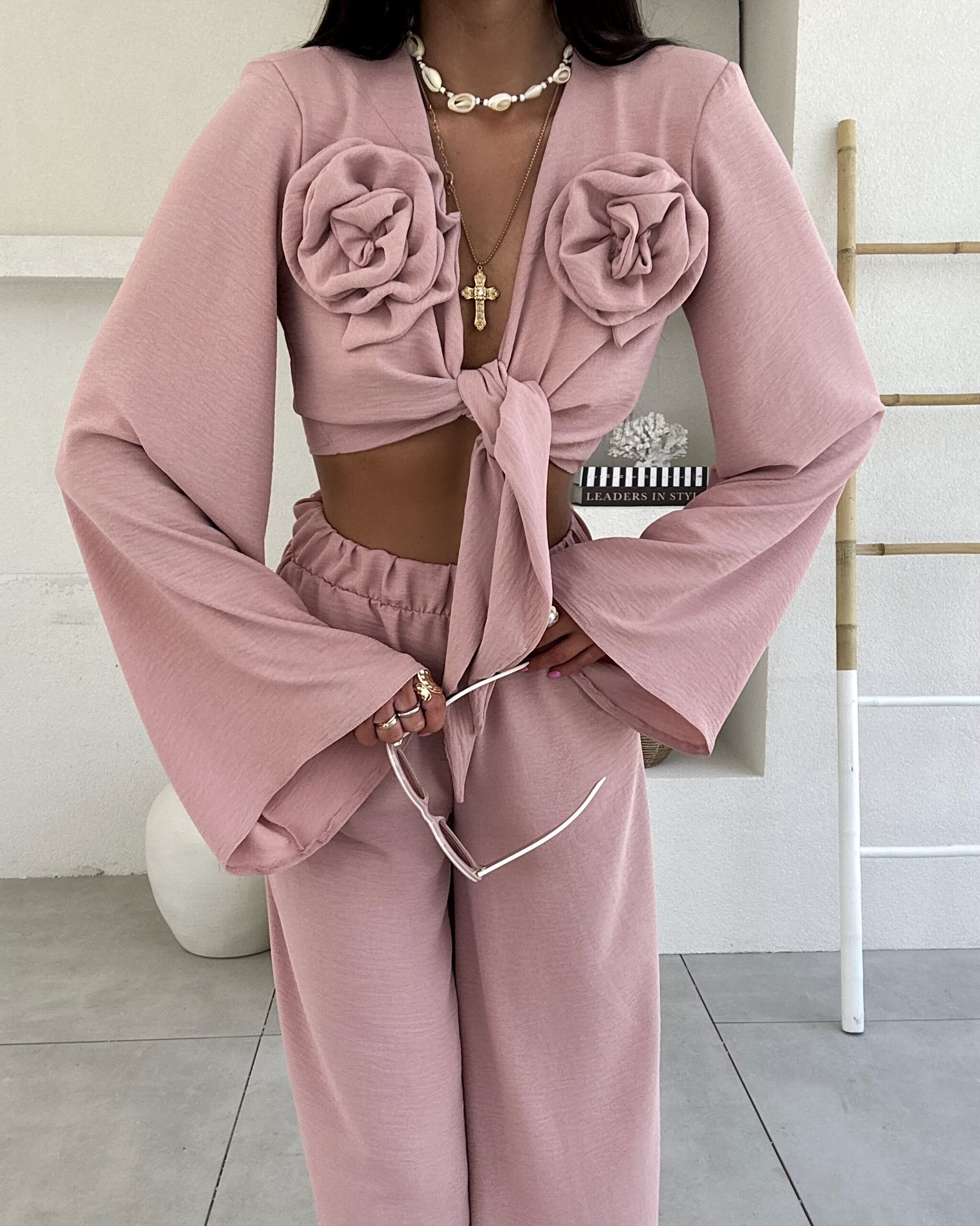 Komplet La Milla bluzka z różami i spodnie pudrowy róż