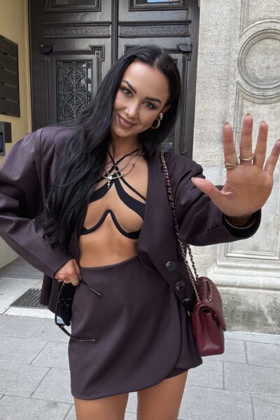 Marynarka La Milla taliowana czekoladowo-śliwkowa i Spódnico-spodenki La Milla tulipanki czekoladowo-śliwkowe