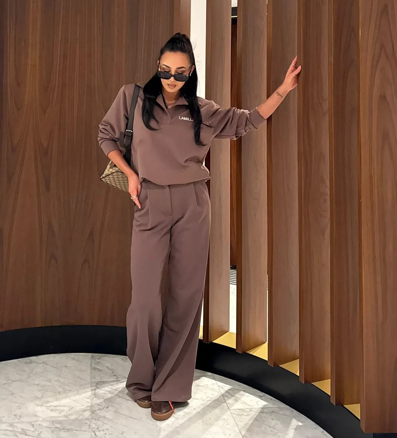 Bluza z kołnierzykiem La Milla czekoladowa - obrazek 2