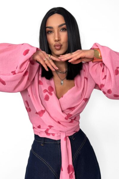 Bluzka kopertowa w płatki róż La Milla