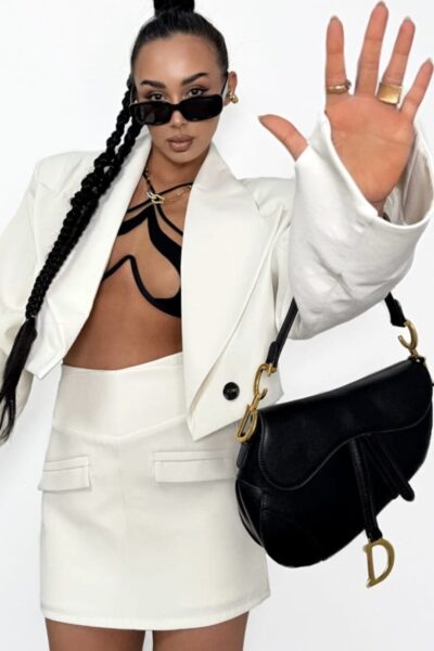 Krótka marynarka La Milla z wycięciem na palec śmietankowa